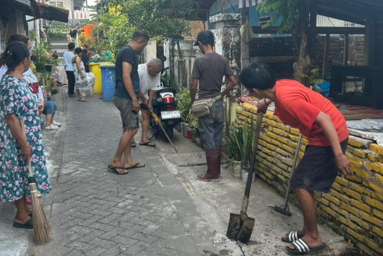 Muda Bergerak Sulsel Ikut Gotong Royong di Pampang Makassar