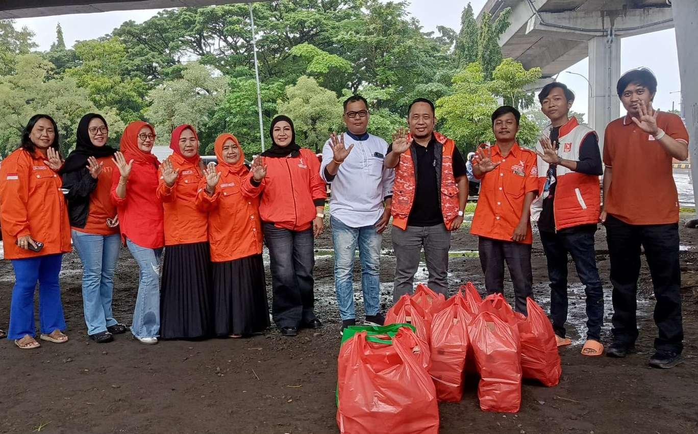 Aksi Berbagi Takjil oleh DPW Gerakan Rakyat Sulsel