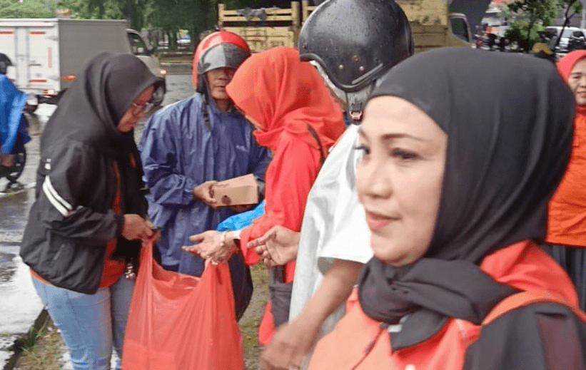 Aksi Berbagi Takjil oleh DPW Gerakan Rakyat Sulsel