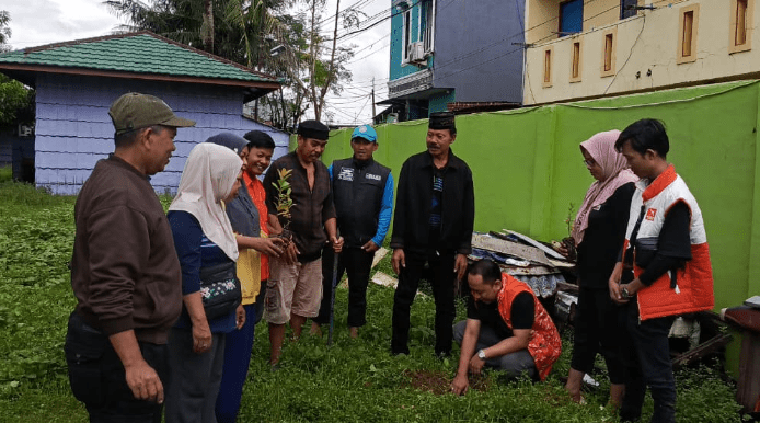 Aksi Hijau Berbagi Bibit Pohon