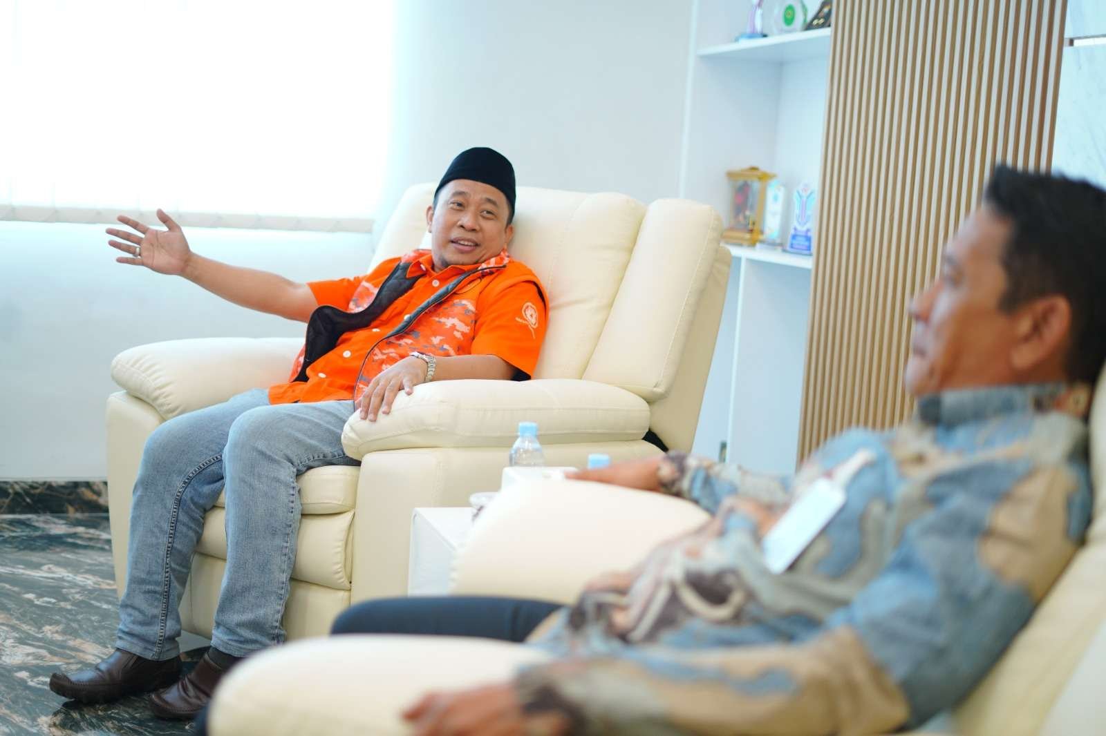 Ketua DPW PGR Sulsel, Asri Tadda secara simbolis menyerahkan berkas administrasi partai kepada Kakanwil Kemenkum Sulsel, Andi Basmal, Kamis (30/4/2026).