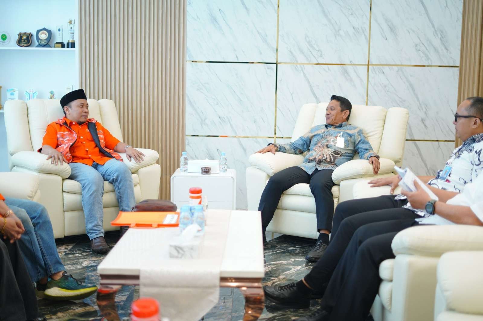 Ketua DPW PGR Sulsel, Asri Tadda secara simbolis menyerahkan berkas administrasi partai kepada Kakanwil Kemenkum Sulsel, Andi Basmal, Kamis (30/4/2026).