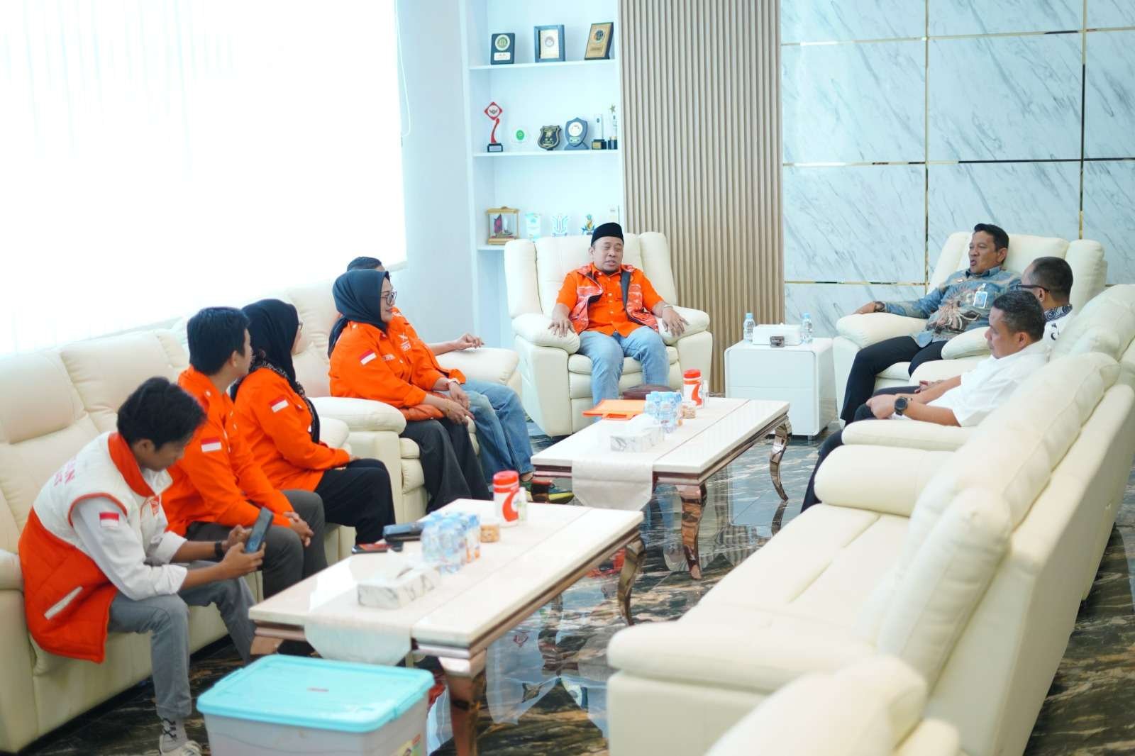 Ketua DPW PGR Sulsel, Asri Tadda secara simbolis menyerahkan berkas administrasi partai kepada Kakanwil Kemenkum Sulsel, Andi Basmal, Kamis (30/4/2026).