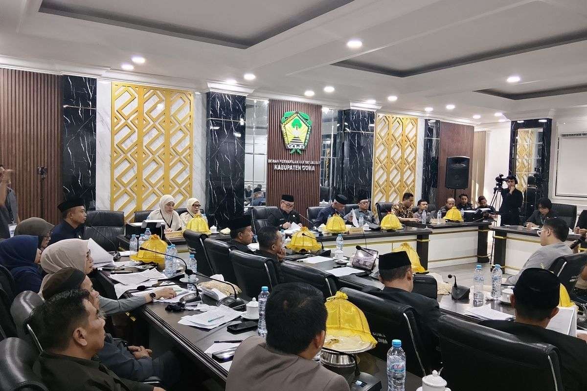 Sidang Pansus DPRD Gowa yang disiarkan langsung melalui kanal Youtube dan media sosial.