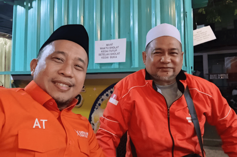 Asri Tadda bersama Ketua DPD PGR Kota Makassar Ustadz Firdaus Malie